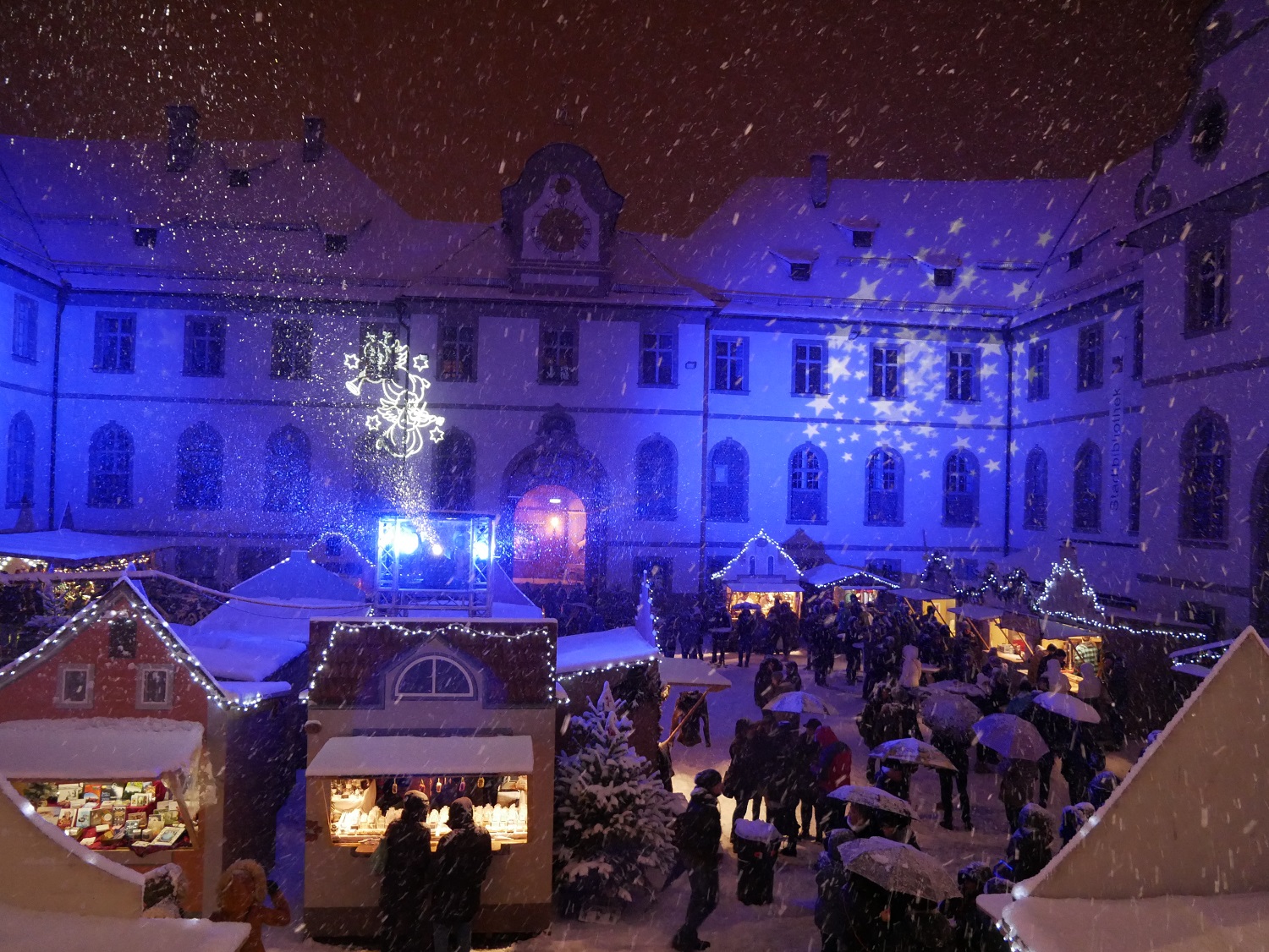Blick von oben auf den Füssener Adventsmarkt