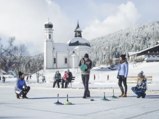 Mal ehrlich: Wie oft war man schon Eisstockschießen? Gar nicht? Dann probier es aus! // Foto: Foto: Olympiaregion Seefeld