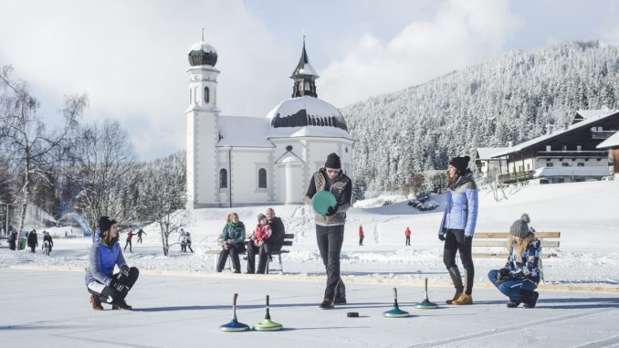 Mal ehrlich: Wie oft war man schon Eisstockschießen? Gar nicht? Dann probier es aus! // Foto: Foto: Olympiaregion Seefeld