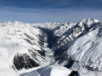 Blick vom Mittagskogel auf das verschneite Pitztal. // Foto: Michael Kobek