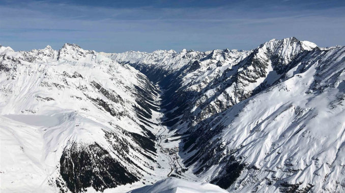 Blick vom Mittagskogel auf das verschneite Pitztal. // Foto: Michael Kobek