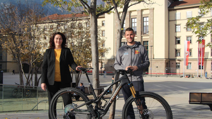 LHStvin Ingrid Felipe und Projektinitiator Hans-Peter Gratt (Inn-Bike) starten gemeinsam mit ÖBB, VVT, Tirol Werbung und Communalp ein neues Bike-Verleih Projekt in Tirol. // © Land Tirol/Rosner