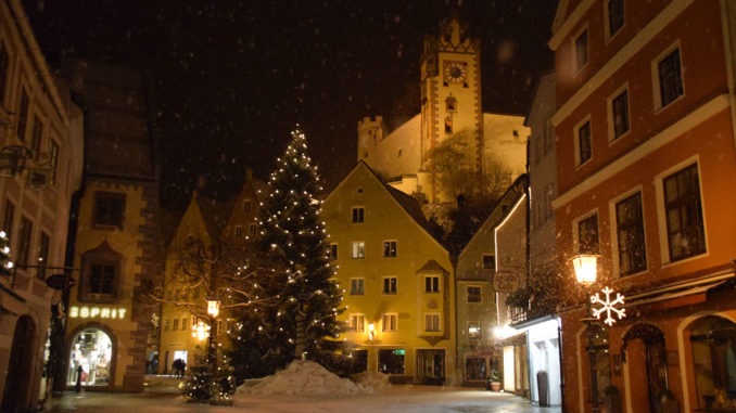 Wunderschönes Ambiente: Die Reichenstraße in Füssen während der Adventszeit. // Foto: allgäu.de