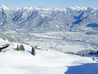 Das ist ein grandioser Ausblick auf Reutte. // Foto: Naturparkregion Reutte / Robert Eder