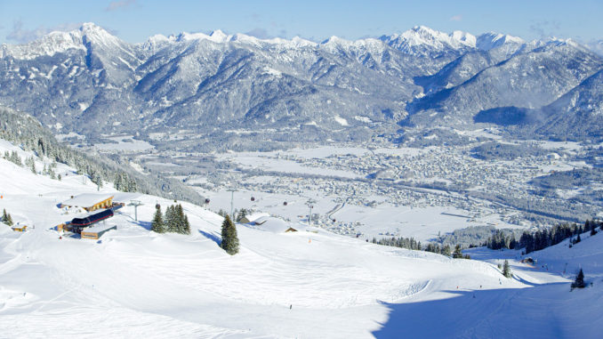 Das ist ein grandioser Ausblick auf Reutte. // Foto: Naturparkregion Reutte / Robert Eder