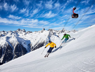 Skifahrer im Skigebiet Paznaun-Ischgl vor herrlischster Kulisse. // Foto: TVB Paznaun-Ischgl