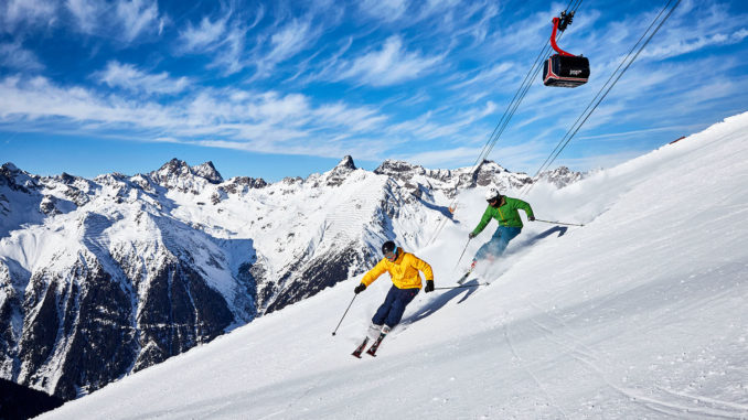 Skifahrer im Skigebiet Paznaun-Ischgl vor herrlischster Kulisse. // Foto: TVB Paznaun-Ischgl