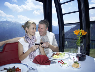 Es leckeres Frühstück oder gar ein 6-Gänge-Menü darfst Du in einer Gondel in Fiss genießen. // Foto: Fisser Bergbahnen GmbH, www.foto-mueller.com