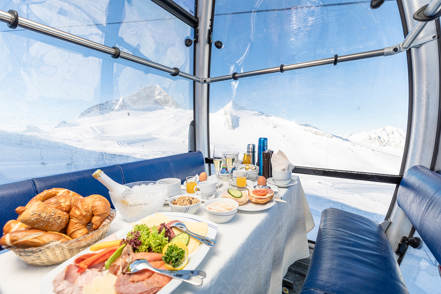 Gondelfruehstueck-Hintertuxer-Gletscher