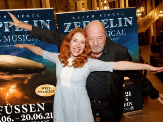 Laura und Ralph Siegel vor dem Musical-Plakaet "Zeppelin" // Foto: Walter Wicha