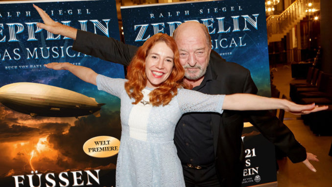 Laura und Ralph Siegel vor dem Musical-Plakaet "Zeppelin" // Foto: Walter Wicha