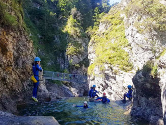 Yeah! Rein ins Vergnügen! Canyoning ist ein Riesen-Abenteuer. // Foto: Canyoning-Tour Allgäu