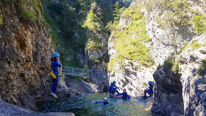 Yeah! Rein ins Vergnügen! Canyoning ist ein Riesen-Abenteuer. // Foto: Canyoning-Tour Allgäu