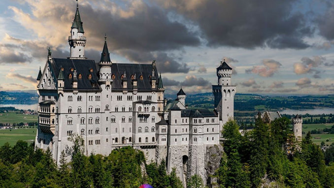 Schloss Neuschwanstein von der Marienbrücke aus fotografiert. So ein Foto wird bis Herbst 2022 nicht möglich sein. // Foto: Gerd Wolff