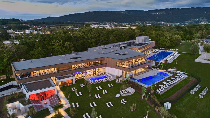 Ein großzügiges Area umfasst die Therme Lindau am Bodensee. // Foto: Therme Lindau