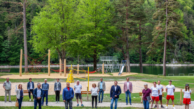 Zahlreiche Verantwortliche bei der Wieder-Eröffnung des Freibads Obersee: 1. (Von links) Herbert Gorski (ehemaliger Bademeister), Theresa Neumann, Karina Hager und Markus Gmeiner (alle Stadt Füssen), Helmut Schauer (Leiter Stadtwerke Füssen), Ruth Wechner (Füssen Tourismus und Marketing), Toni Gezer (Stadt Füssen), Thomas Zienert und Brigitte Gorski (beide Kasse), Peter Hartl (Stadt Füssen), Bürgermeister Maximilian Eichstetter, Andreas Rösel (Stadt Füssen), Architekt Andreas Harbich, Ivonne Westman, Christoph Hennevogel, Sascha Haas und Casey Westman (Badeaufsicht)