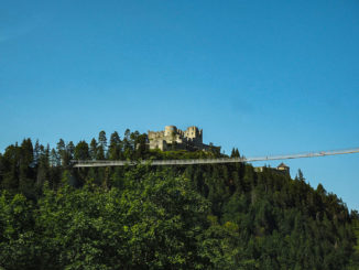 Hängebrücken sind beliebte Ausflugsziele, wie die highline 179 an der Burg Ehrenberg in Reutte. // Foto: Hans Braxmeier auf pixabay.com (2799694)