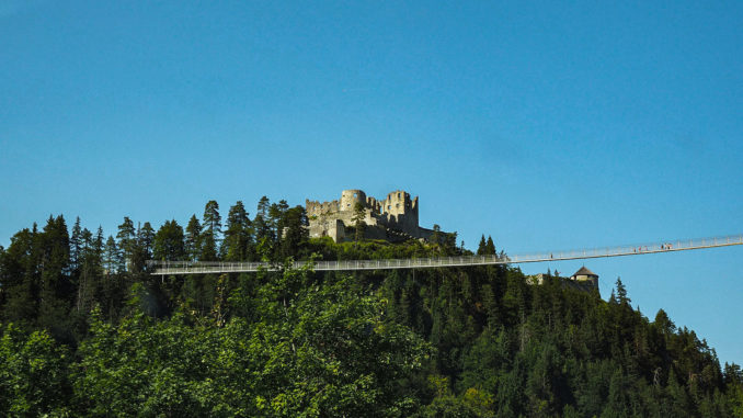 Hängebrücken sind beliebte Ausflugsziele, wie die highline 179 an der Burg Ehrenberg in Reutte. // Foto: Hans Braxmeier auf pixabay.com (2799694)
