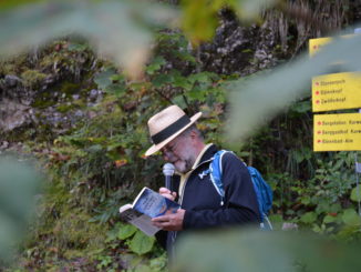 Herbert Dutzler nahm zahlreiche Krimifans mit auf eine Wanderung am Dien-Mut-Weg in Pertisau. // Foto: Achensee Tourismus