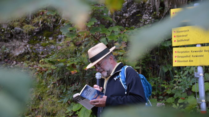 Herbert Dutzler nahm zahlreiche Krimifans mit auf eine Wanderung am Dien-Mut-Weg in Pertisau. // Foto: Achensee Tourismus