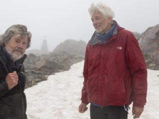 Die beiden Zeitzeugen Reinhold Messner und Walter Leitner an der Fundstelle am Tisenjoch. // Foto: Ötztal Tourismus / Markus Geisler