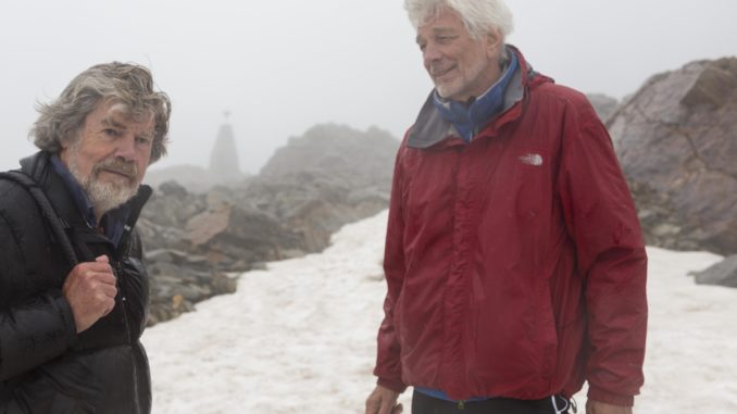 Die beiden Zeitzeugen Reinhold Messner und Walter Leitner an der Fundstelle am Tisenjoch. // Foto: Ötztal Tourismus / Markus Geisler