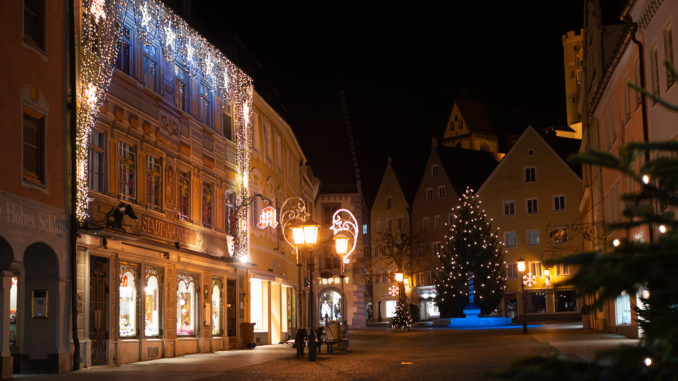 Die Reichenstraße in Füssen weihnachtlich geschmückt. Der Adventsmarkt findet im Klosterhof St. Mang statt. // Foto: Füssen Tourismus und Marketing, David Terrey