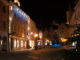 Die Reichenstraße in Füssen weihnachtlich geschmückt. Der Adventsmarkt findet im Klosterhof St. Mang statt. // Foto: Füssen Tourismus und Marketing, David Terrey