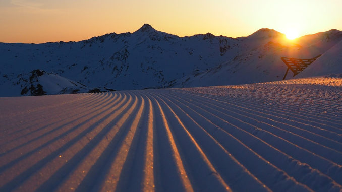 Neues Angebot für Early Birds – im Zillertaler Skigebiet Hochfügen/Österreich carven Wintersportler dank der „Guten Morgen Gondel“ mittwochs der aufgehenden Sonne entgegen. // Foto: Skiliftgesellschaft Hochfügen