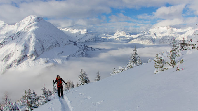 Im Tiroler Lechtal entdecken Gäste unter fachkundiger Anleitung alternative Wintersportarten und genießen dabei die Langsamkeit und Ruhe abseits der Piste // Foto: Ma.Fia.Photography