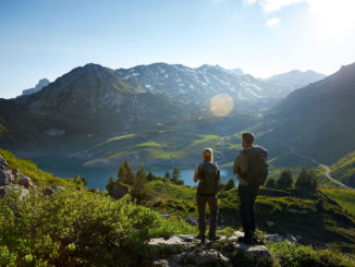 Mit dem Blick auf den Formarinsee, aus dem der Wildfluss Lech entspringt, startet die Weitwanderroute Lechweg am österreichischen Arlberg. // Foto: Verein Lechweg