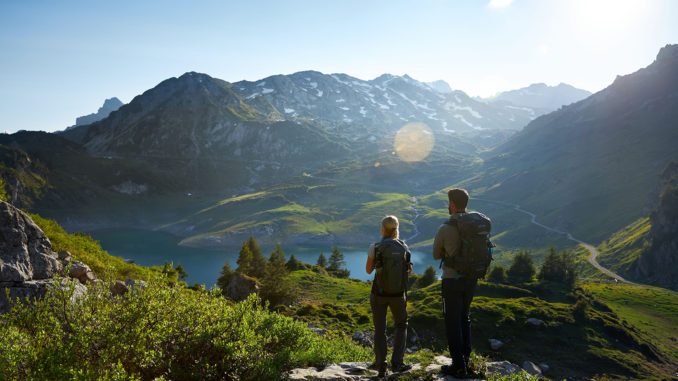 Mit dem Blick auf den Formarinsee, aus dem der Wildfluss Lech entspringt, startet die Weitwanderroute Lechweg am österreichischen Arlberg. // Foto: Verein Lechweg