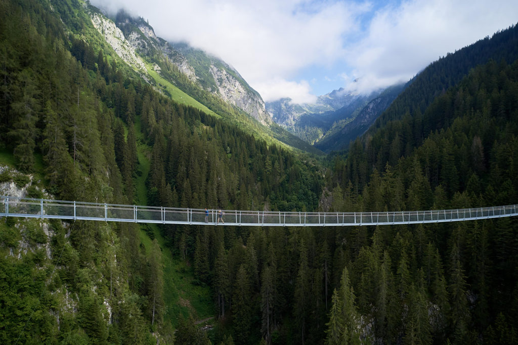 Die spektakuläre Hängebrücke von Holzgau im Tiroler Lechtal liegt direkt auf der Strecke des Lechwegs. // Foto: Verein Lechweg