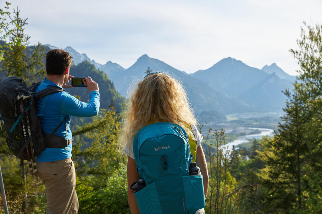 Der Füssener Kalvarienberg im Allgäu offeriert Lechweg-Wanderern freie Aussicht über den Lech, einer der letzten Wildflüsse Europas. // Foto: Verein Lechweg/Fabian Heinz