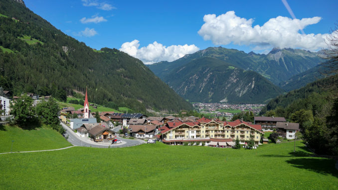 In Finkenberg im Zillertal zweigt es ab zum Zemmgrund, einem Teil des Naturparks Zillertaler Alpen. // Foto: alpintreff.de - Christian Schön