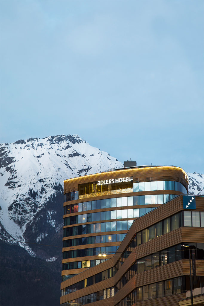 Neben dem aDLERS Lifestyle-Hotel Innsbruck befindet sich der Hauptbahnhof, von dem Gäste in weniger als einer Stunde die umliegenden Tiroler Freeride- und Wintersportgebiete erreichen // Foto:  aDLERS Lifestyle-Hotel Innsbruck/Maria Kirchner