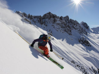 Die Axamer Lizum bei Innsbruck gilt als äußert schneesicher. Unweit vom aDLERS Lifestyle-Hotel Innsbruck starten täglich Gratis-Skibusse in die Tiroler Freeride-Area. // Foto: Innsbruck Tourismus/Tommy Bause