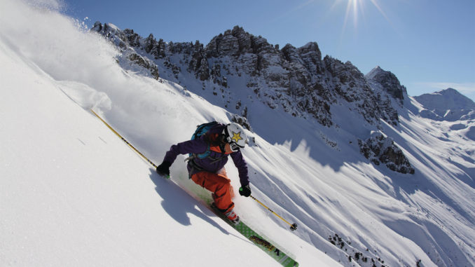 Die Axamer Lizum bei Innsbruck gilt als äußert schneesicher. Unweit vom aDLERS Lifestyle-Hotel Innsbruck starten täglich Gratis-Skibusse in die Tiroler Freeride-Area. // Foto: Innsbruck Tourismus/Tommy Bause