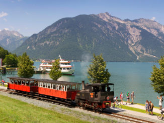 Die Fahrpläne der Achenseebahn und der Achensee Schifffahrt sind abgestimmt. // Foto: Achensee Tourismus