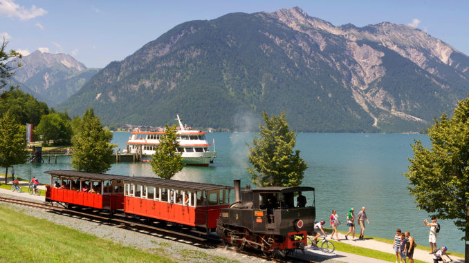 Die Fahrpläne der Achenseebahn und der Achensee Schifffahrt sind abgestimmt. // Foto: Achensee Tourismus