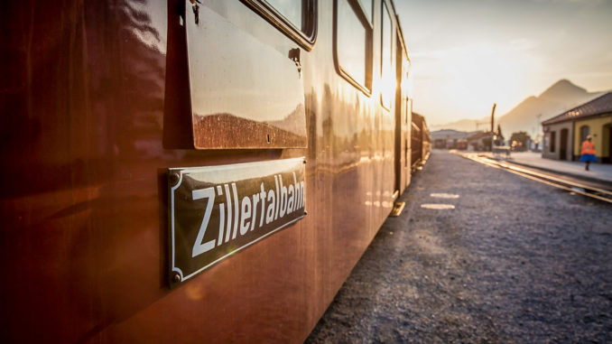 Historische Dampfeisenbahn, Zillertalbahn, verkehrt zwischen Jenbach im Inntal und Mayrhofen im Zillertal, Betriebsleiter Guenter Denoth, Schaffnerin/Zugführerin Elisabeth Rahm, Heizer Martin Eder, Lokführer Patrick Madersbacher. // Foto: Zillertaltourismus / Bernhard Huber