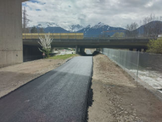 In Kematen entsteht entlang der Melach ein neuer Radweg mit Bahnunterführung in Richtung Ranggen, Unter- und Oberperfuss. Außerdem wird das Gewerbegebiet über eine Radwegbrücke an das Radwegenetz angeschlossen. // Foto: Land Tirol/Mang