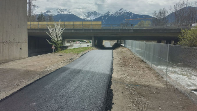 In Kematen entsteht entlang der Melach ein neuer Radweg mit Bahnunterführung in Richtung Ranggen, Unter- und Oberperfuss. Außerdem wird das Gewerbegebiet über eine Radwegbrücke an das Radwegenetz angeschlossen. // Foto: Land Tirol/Mang