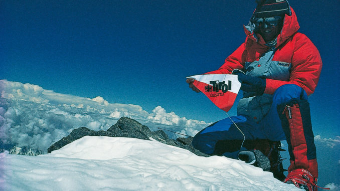 Peter Habeler mit Tirol-Flagge auf dem Gipfel des Nanga Parbat. // Foto: Archiv Peter Habeler