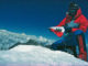 Peter Habeler mit Tirol-Flagge auf dem Gipfel des Nanga Parbat. // Foto: Archiv Peter Habeler