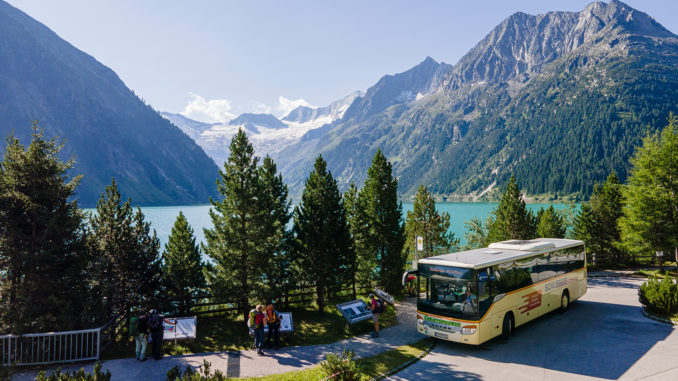 Der Bus hält am Schlegeis Speicher im Zillertal. // Foto: Thomas Eberharter Photography