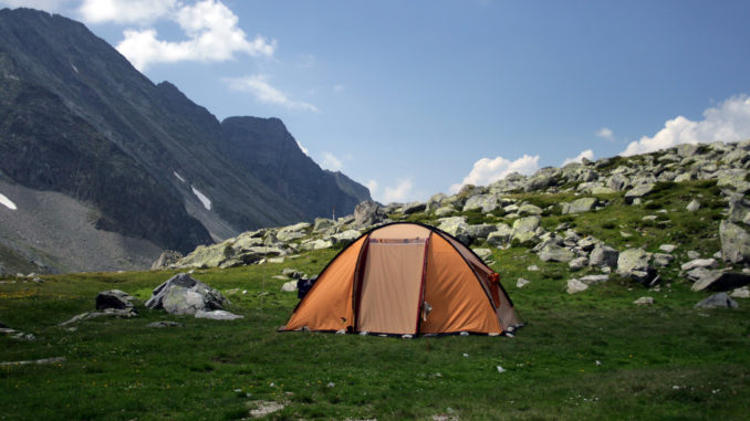 Zelten im Gebirge. // Foto: Archiv Alpenverein