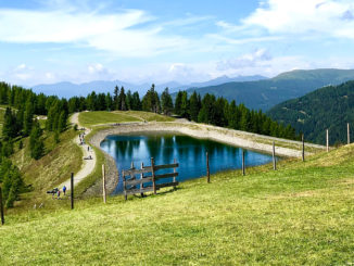 Blick auf den Speicherteich auf der Brunnachhšhe und die umliegende Bergwelt // Foto: MBN, Nicole Kari