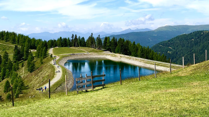 Blick auf den Speicherteich auf der Brunnachhšhe und die umliegende Bergwelt // Foto: MBN, Nicole Kari