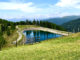 Blick auf den Speicherteich auf der Brunnachhšhe und die umliegende Bergwelt // Foto: MBN, Nicole Kari